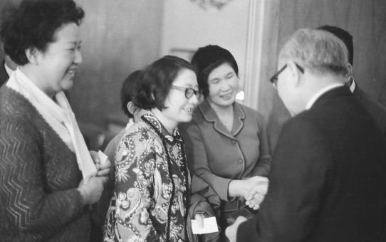 屋良朝苗主席、全軍労問題交渉から帰任