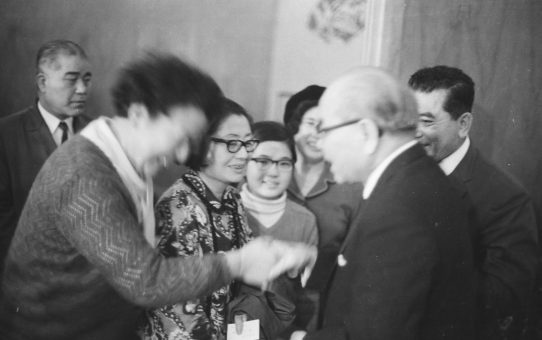 屋良朝苗主席、全軍労問題交渉から帰任