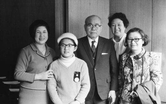 屋良朝苗主席、全軍労問題交渉から帰任