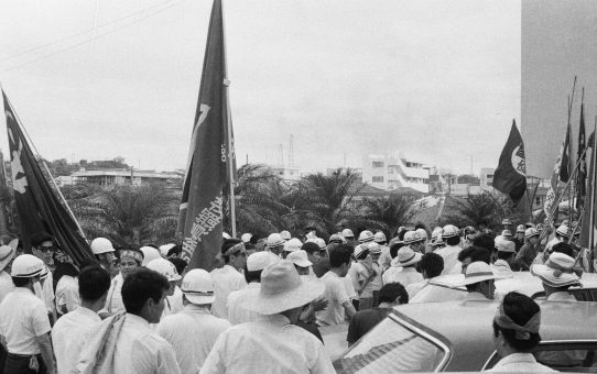 立法院の沖縄自民党による沖縄返還感謝決議への抗議デモ