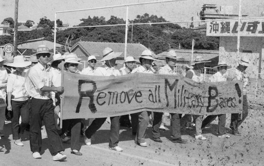 安保条約廃棄、B52・毒ガス撤去要求デモ // 於：嘉手納基地