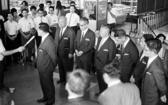 喜屋武真栄　マスコミ囲み取材