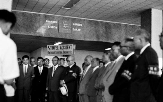 屋良朝苗主席帰任