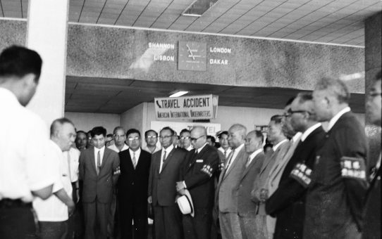 屋良朝苗主席帰任