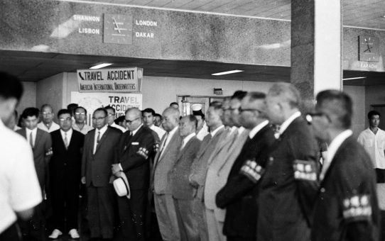 屋良朝苗主席帰任