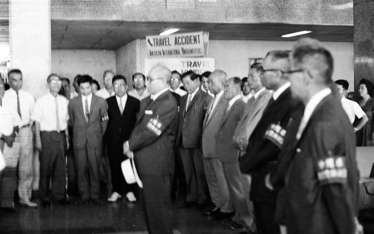 屋良朝苗主席帰任