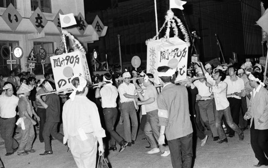 即時無条件全面返還要求デモ