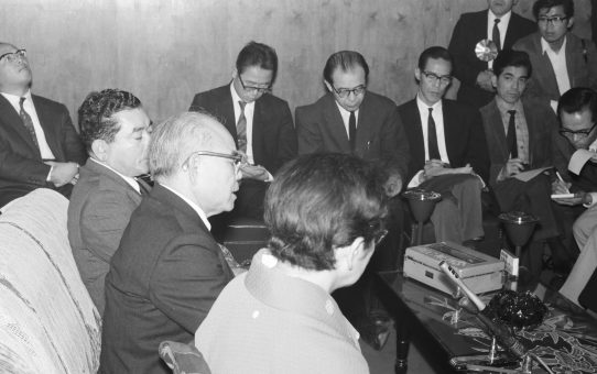 屋良朝苗主席、ゼネスト回避の要請文発表